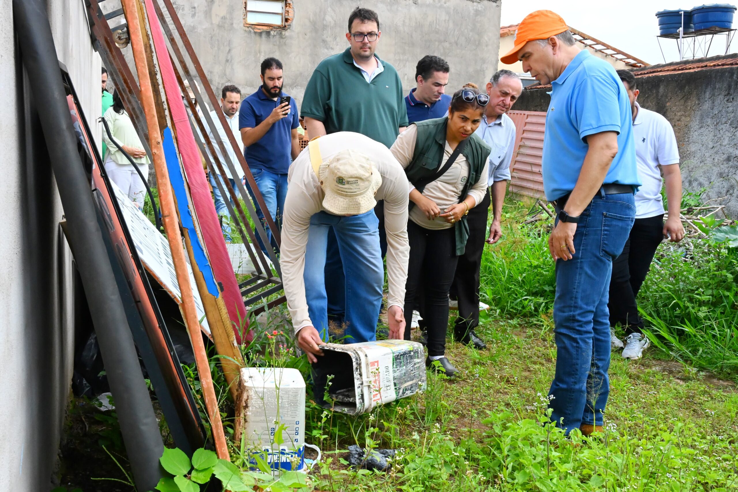 Sandro Mabel realiza ação de combate à dengue junto a agentes de endemias. Foto: Alex Malheiros