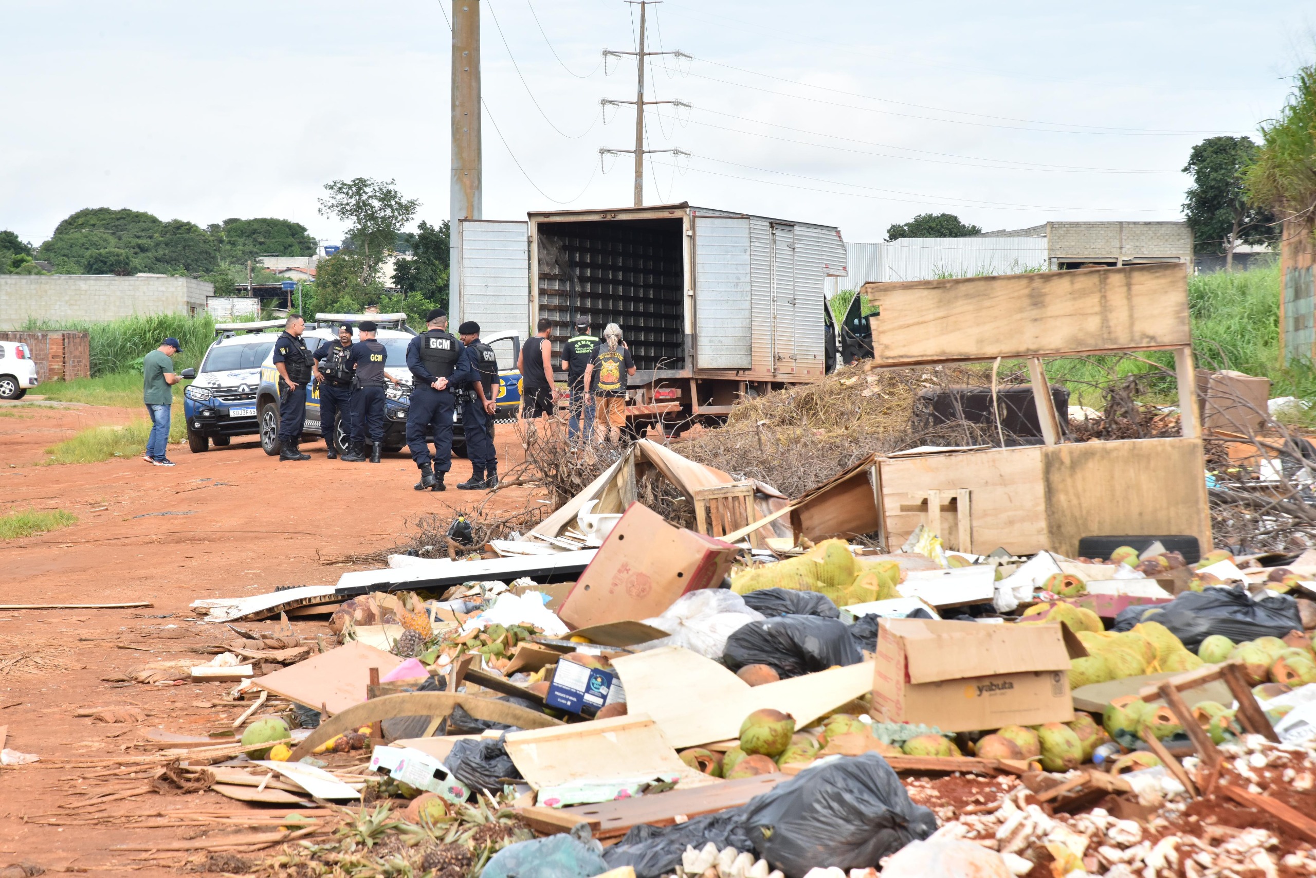 descarte irregular de lixo e entulho flagrados na Operação Aparecida Limpa. Foto: Jhonney Macena