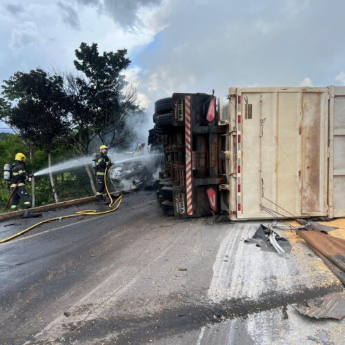 Acidente com carreta carregada de soja na GO-326. Foto: CBMGO