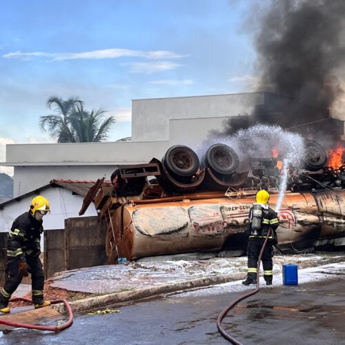 Bombeiros combatem chamas de caminhao tanque que capotou em Rio Verde. Foto: CBMGO