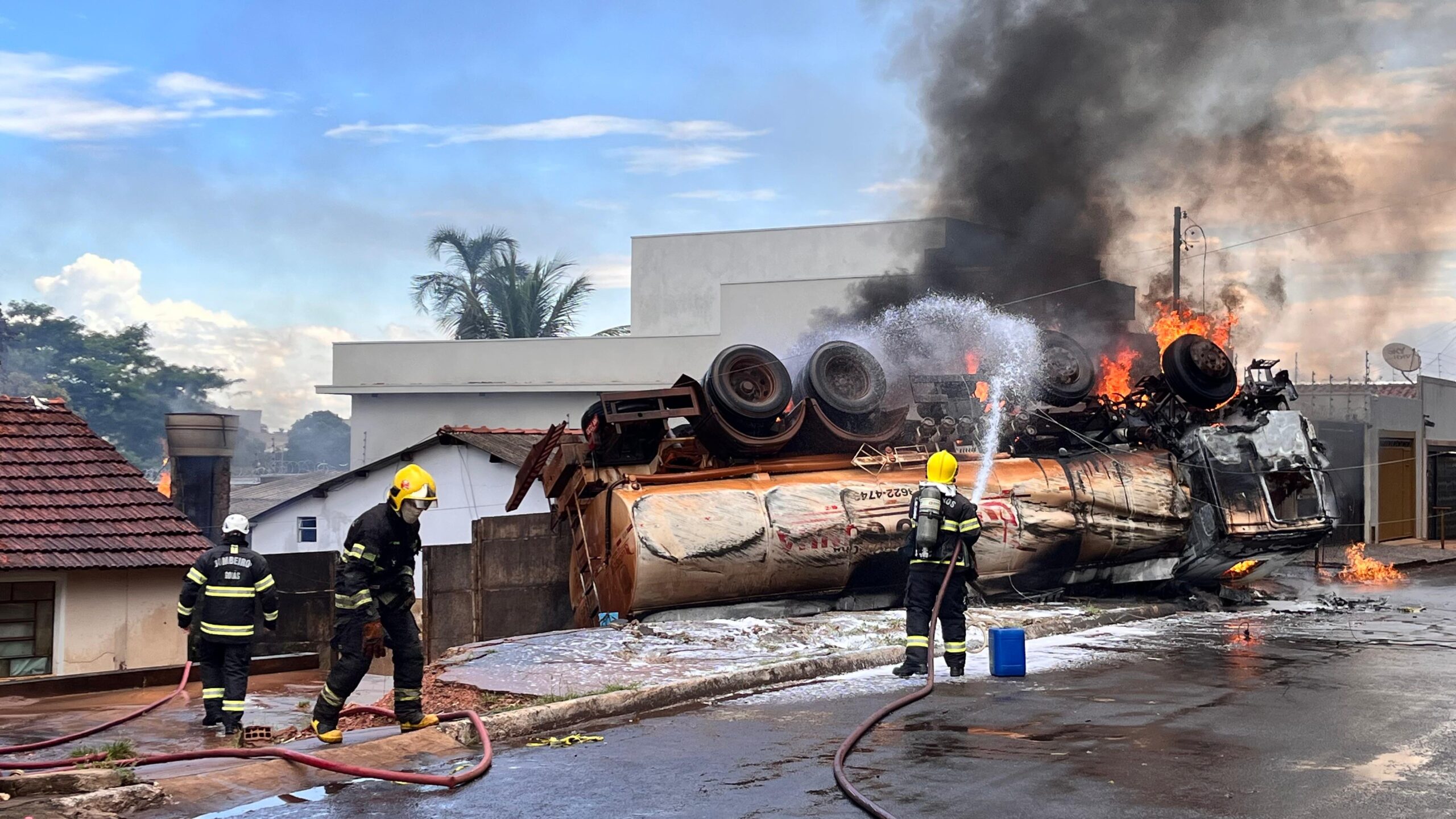 Bombeiros combatem chamas de caminhao tanque que capotou em Rio Verde. Foto: CBMGO