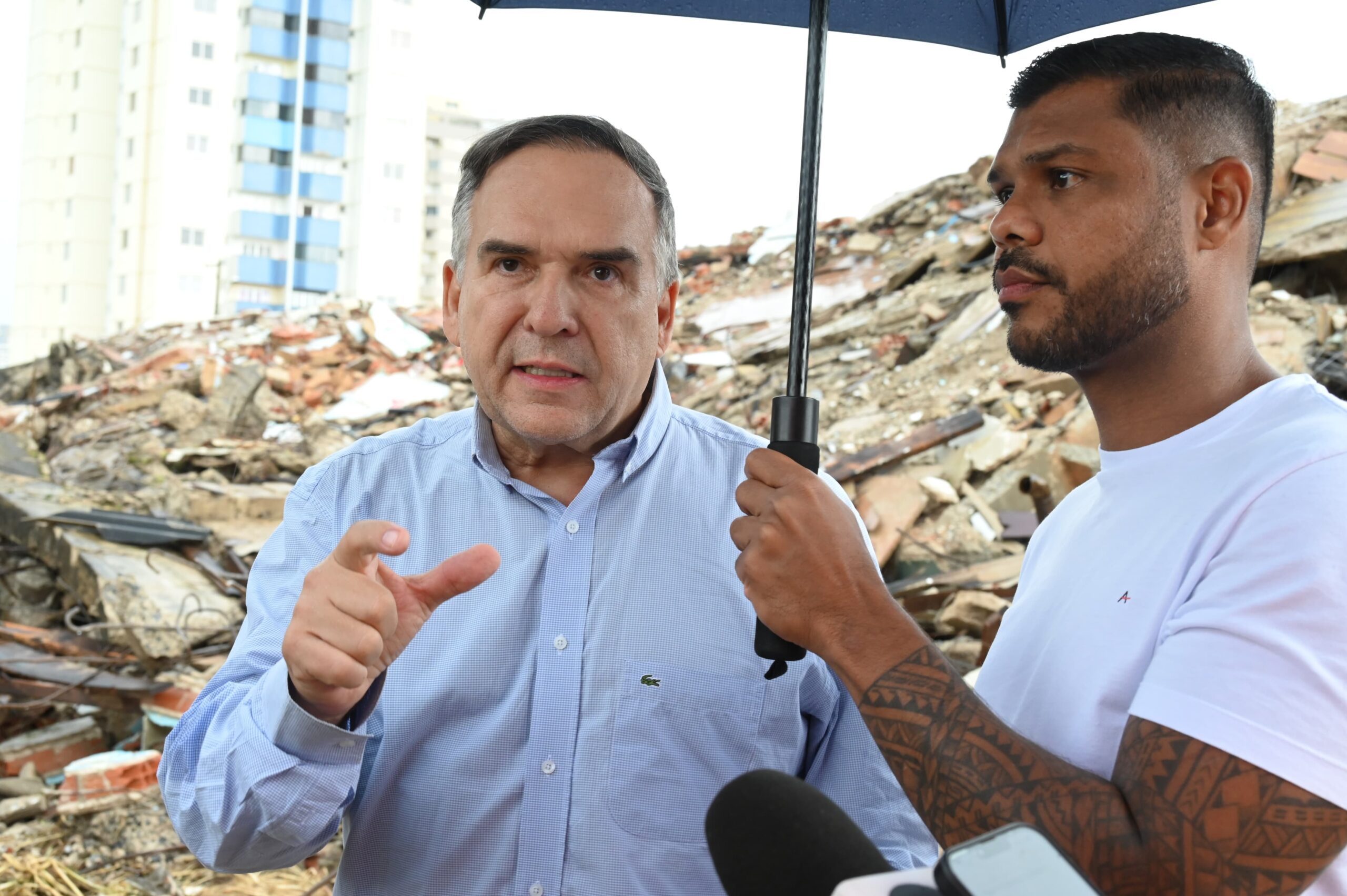 Mabel e Romário Policarpo visitam demolição prédio da Celg. Foto: Alex Malheiros