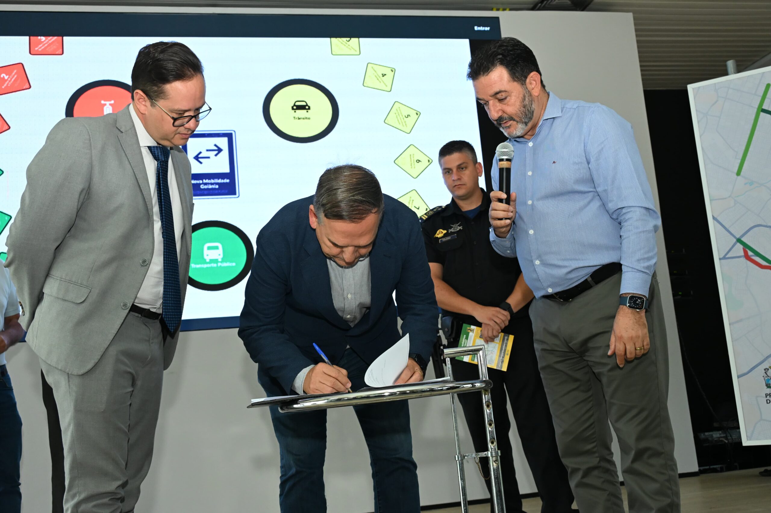 Mabel e Tarcisio Abreu assinam decreto do novo plano de mobilidade de Goiania. Foto: Alex Malheiros