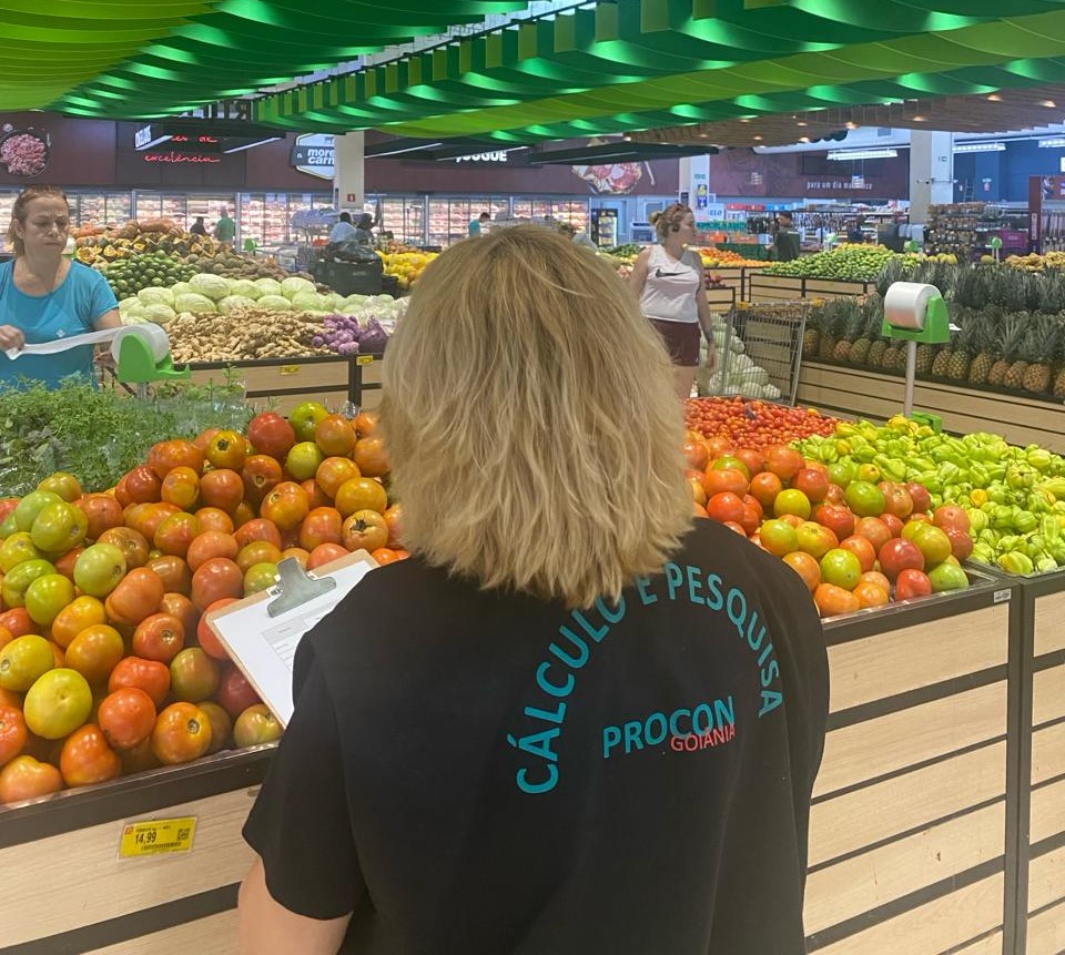 Pesquisa de preço de frutas e verduras. Foto: Procon Goiás
