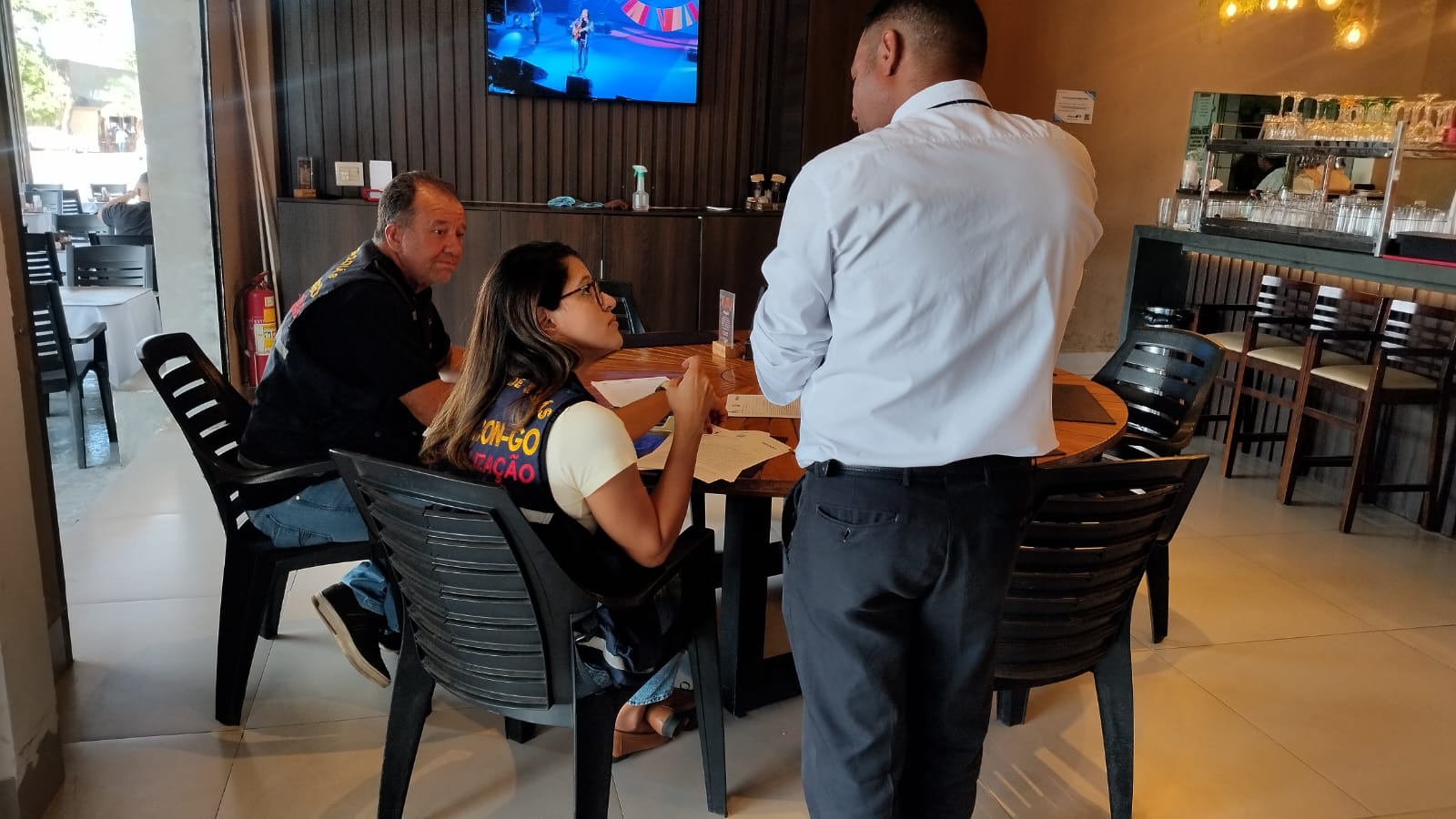 Procon orienta bares e restaurantes sobre direitos do consumidor. Foto: Procon Goiás