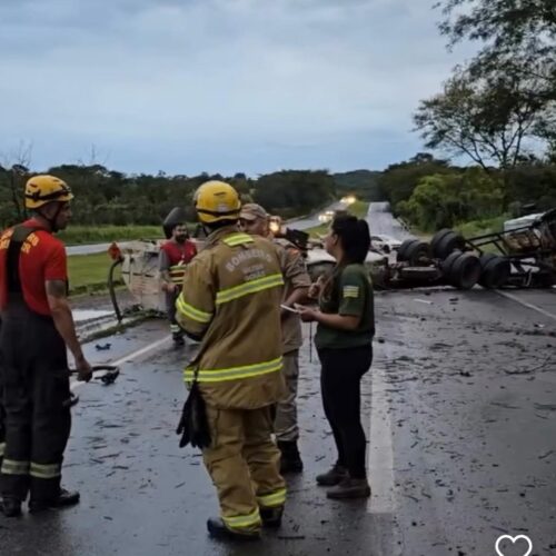 Acidente com caminhão-tanque provoca derramamento de combustível e contaminação do solo. Foto: Reprodução/Semad