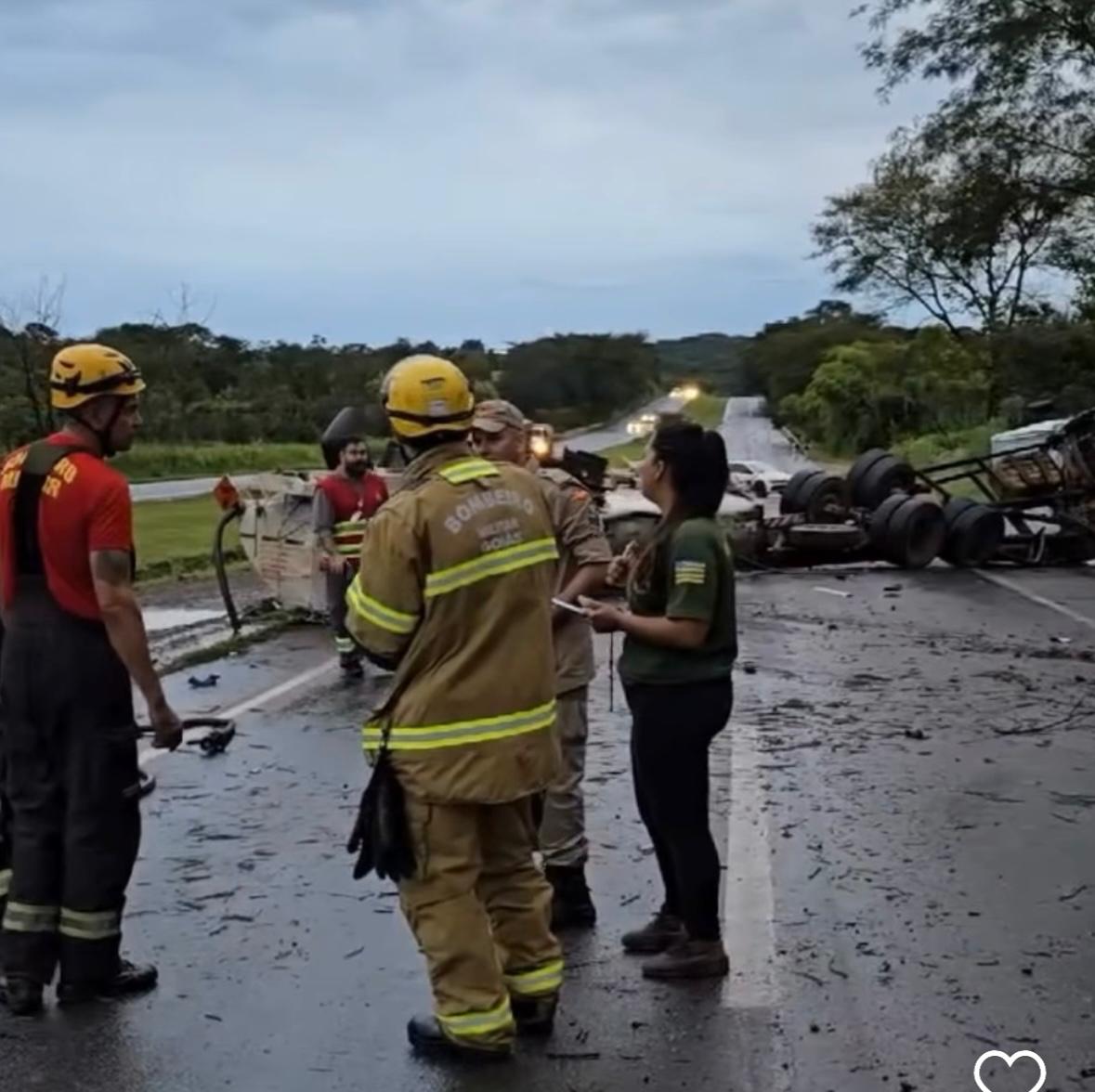 Acidente com caminhão-tanque provoca derramamento de combustível e contaminação do solo. Foto: Reprodução/Semad
