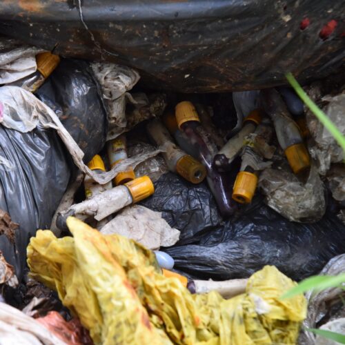 lixo hospitalar descartado irregularmente em Aparecida. Foto: Jhonney Macena