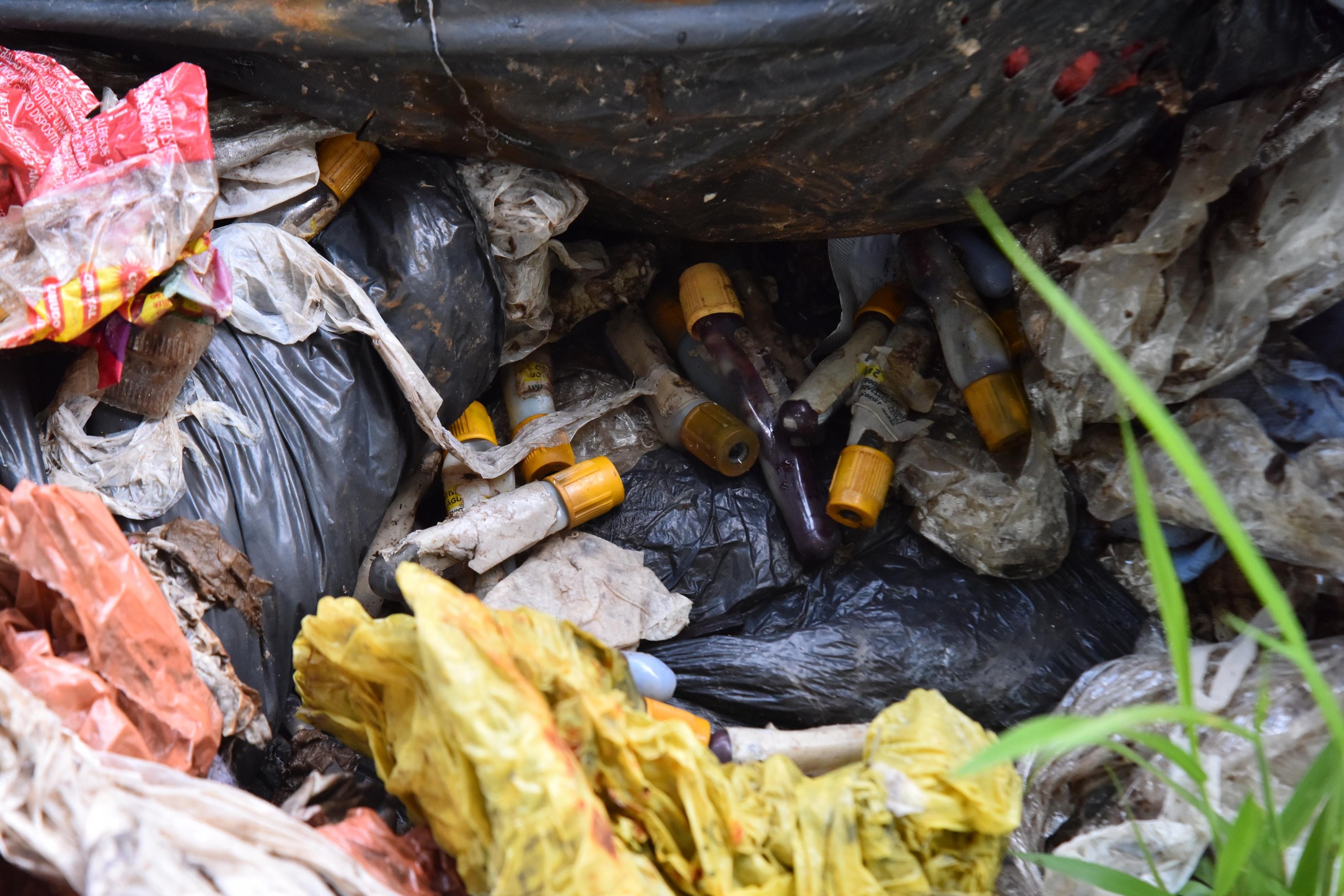 lixo hospitalar descartado irregularmente em Aparecida. Foto: Jhonney Macena