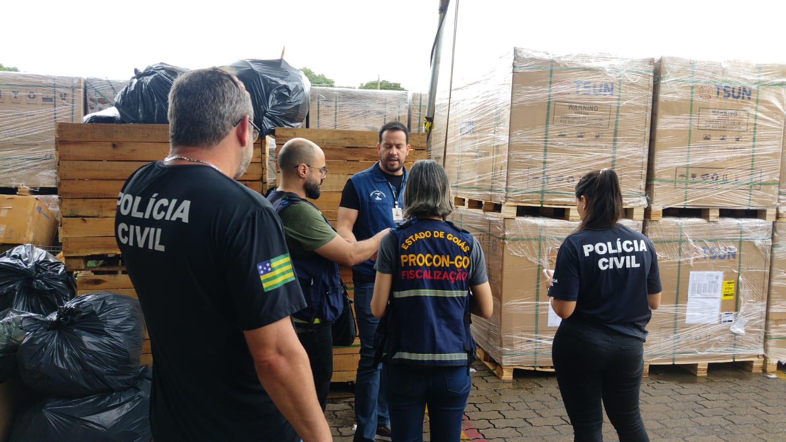 operação do procon apreende placas solares reprovadas pelo Inmetro. Foto: Procon Goias