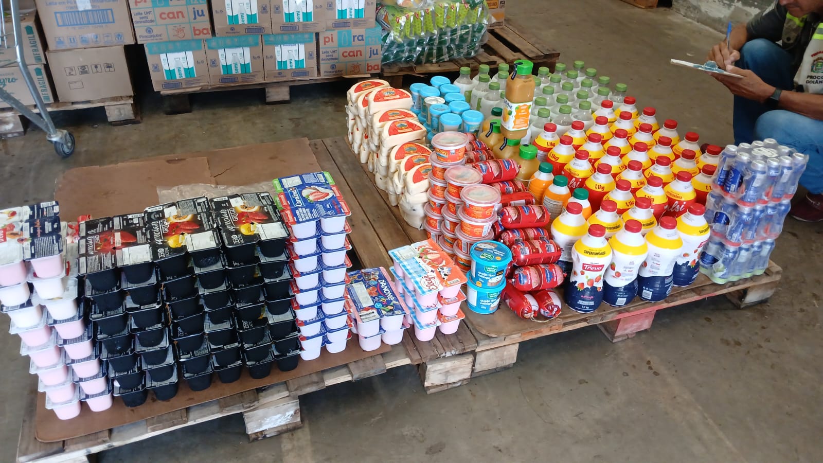 produtos fora da validade apreendidos em mercado de goiania. Foto: procon goiania