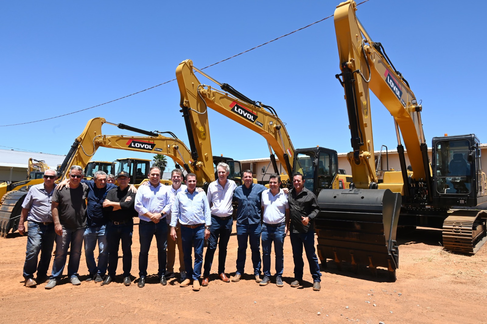 Entrega de maquinarios para o aterro sanitario de Goiânia. Foto: Alex Malheiros
