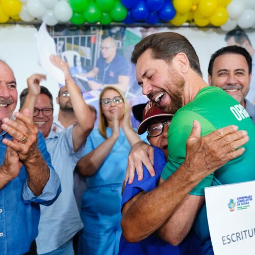 Bruno Peixoto entrega escrituras a população de Caçu em ação social_Marcos Souza e Thalita Camargo