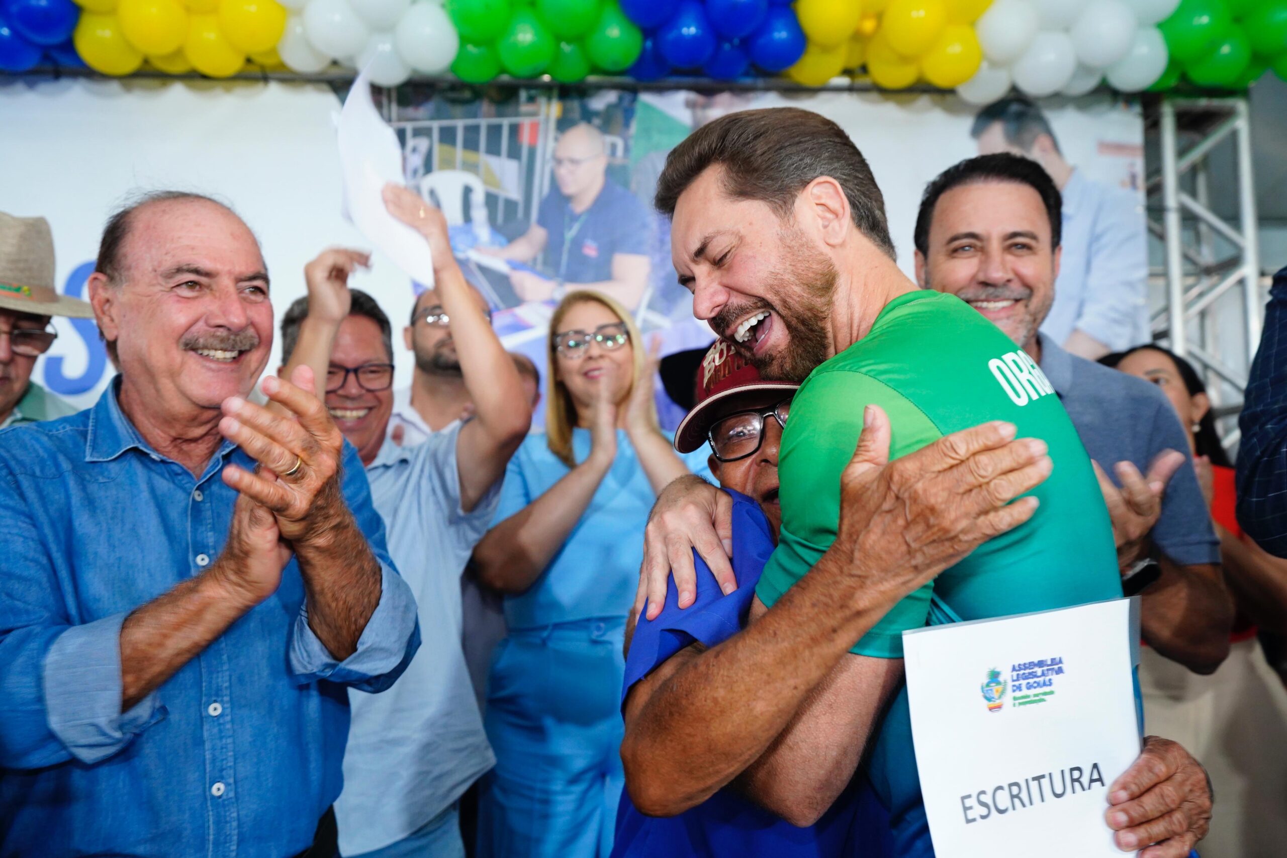 Bruno Peixoto entrega escrituras a população de Caçu em ação social_Marcos Souza e Thalita Camargo