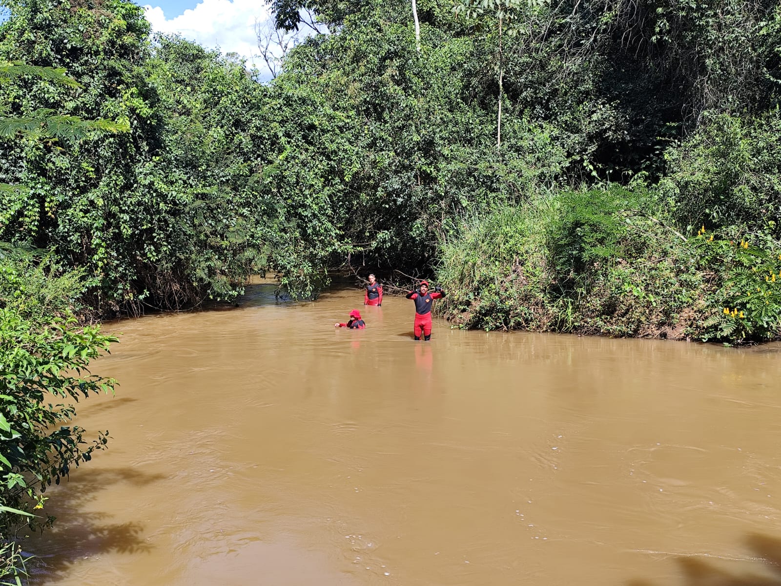 Corpo de Bombeiros realizam buscas por tres dias no rio Caldazinha_CBMGO