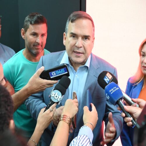 Prefeito de Goiânia Sandro Mabel dá entrevista a repórteres