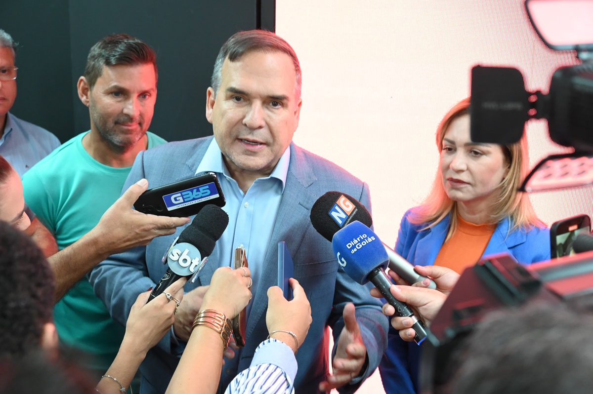 Prefeito de Goiânia Sandro Mabel dá entrevista a repórteres