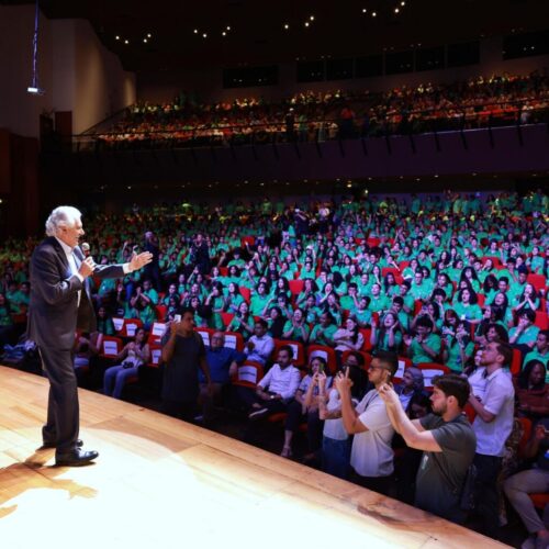 O governador Ronaldo Caiado recepcionou os novos contratados pela iniciativa em solenidade, nesta quinta-feira (8). Foto: Lucas Diener