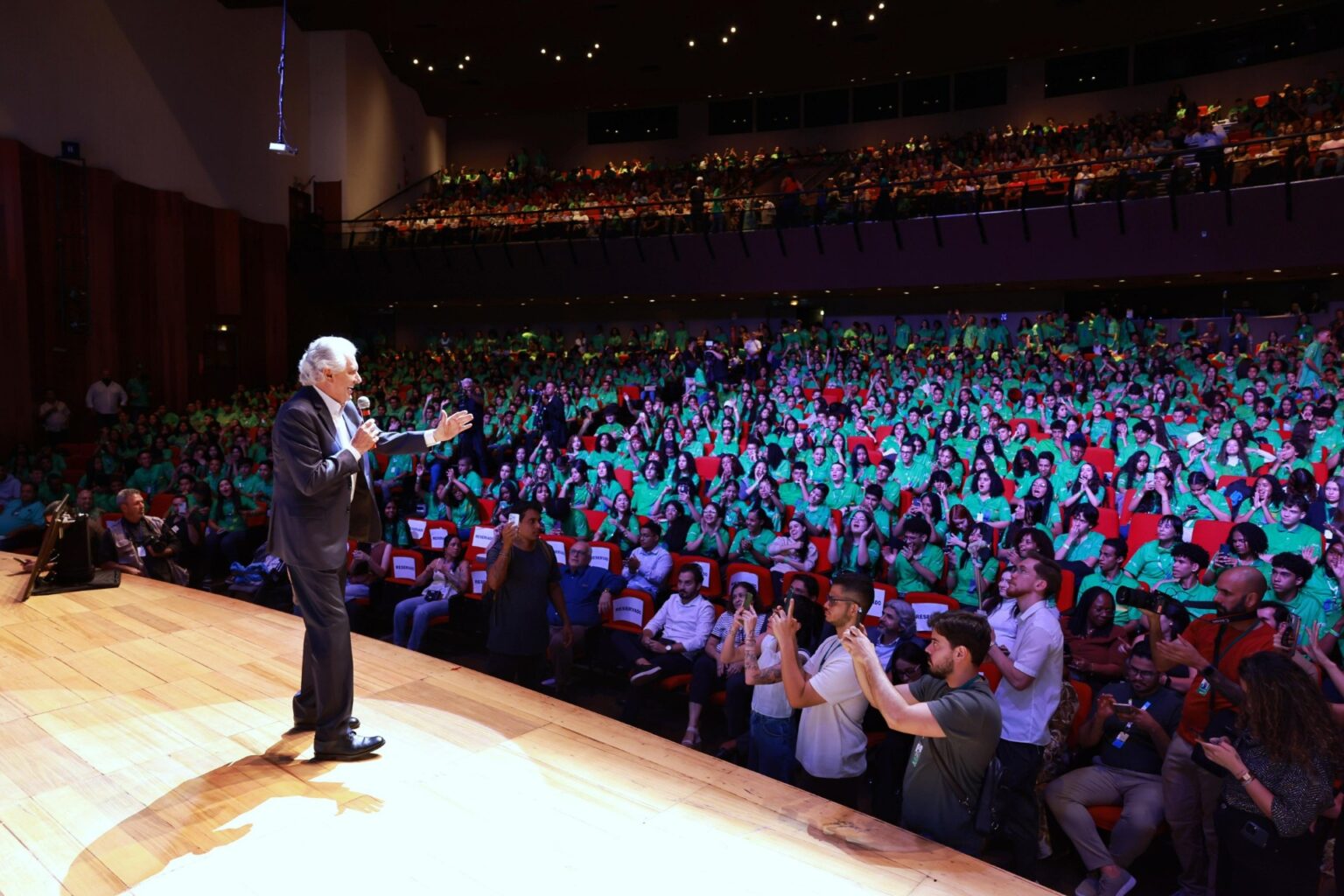 O governador Ronaldo Caiado recepcionou os novos contratados pela iniciativa em solenidade, nesta quinta-feira (8). Foto: Lucas Diener