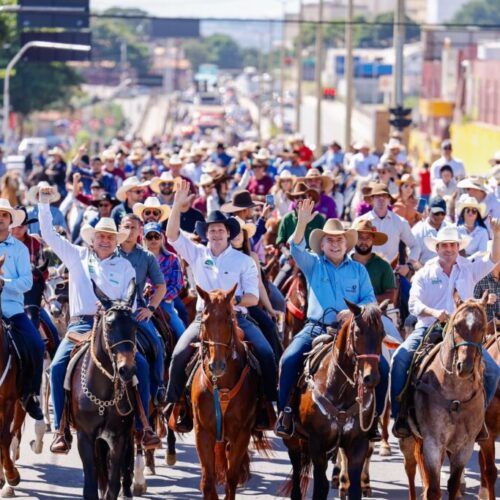 Comitiva de autoridades percorreu as ruas de Goiânia na cavalgada que antecede a Pecuária 2025. Foto: Lucas Diener