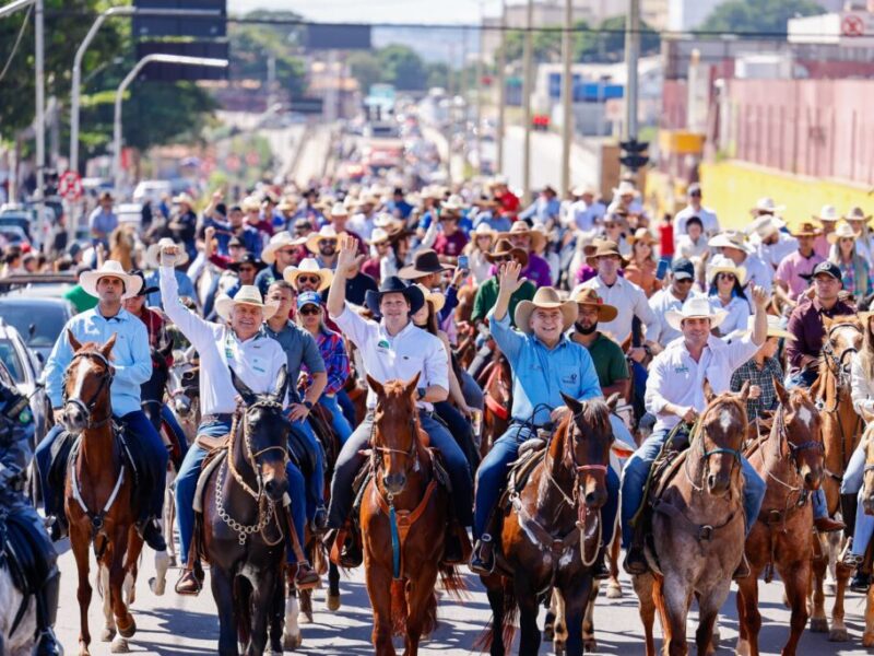 Comitiva de autoridades percorreu as ruas de Goiânia na cavalgada que antecede a Pecuária 2025. Foto: Lucas Diener