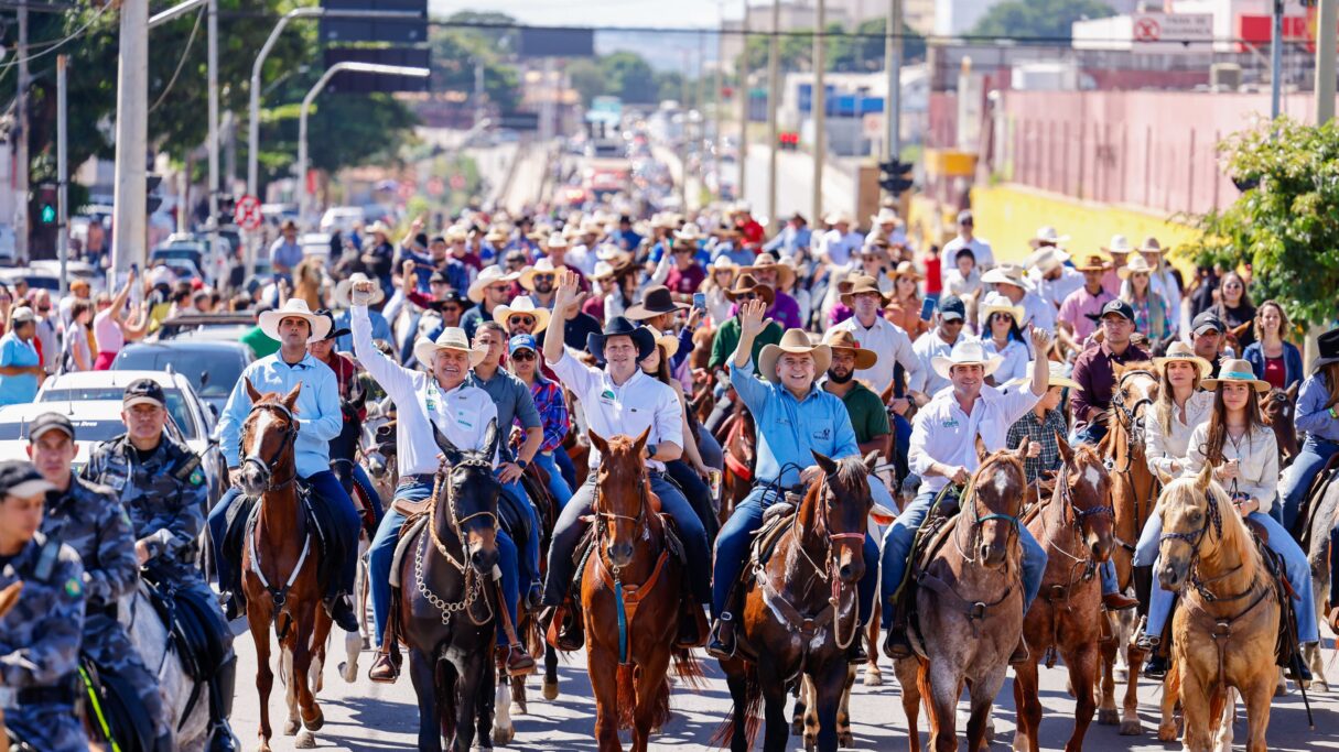 Comitiva de autoridades percorreu as ruas de Goiânia na cavalgada que antecede a Pecuária 2025. Foto: Lucas Diener
