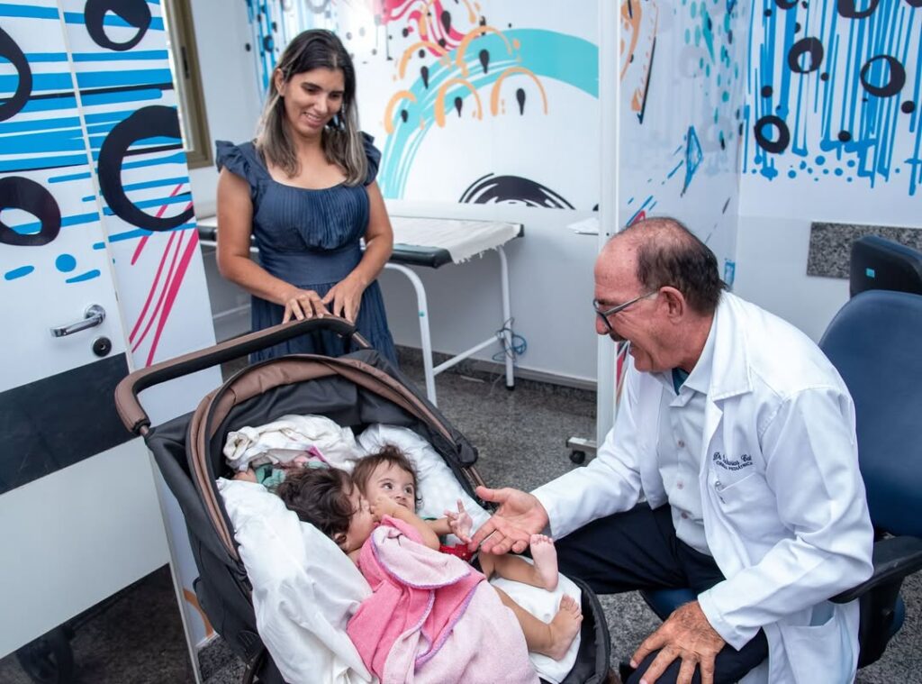 Gemeas siamesas Kiraz e Aruna passam por cirurgia de separação no Hecad_Ruber Couto