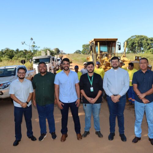 Prefeito Marden Junior e secretarios no Caminho da Luz para asfalto. Foto: Divulgação