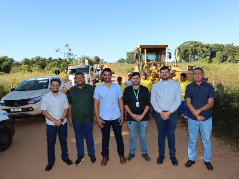 Prefeito Marden Junior e secretarios no Caminho da Luz para asfalto. Foto: Divulgação