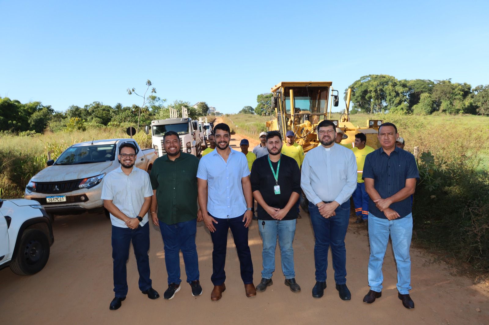 Prefeito Marden Junior e secretarios no Caminho da Luz para asfalto. Foto: Divulgação