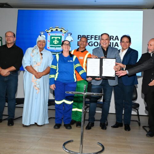 Prefeito Sandro Mabel assinou o termo de cooperação junto às entidades parceiras_Alex Malheiros