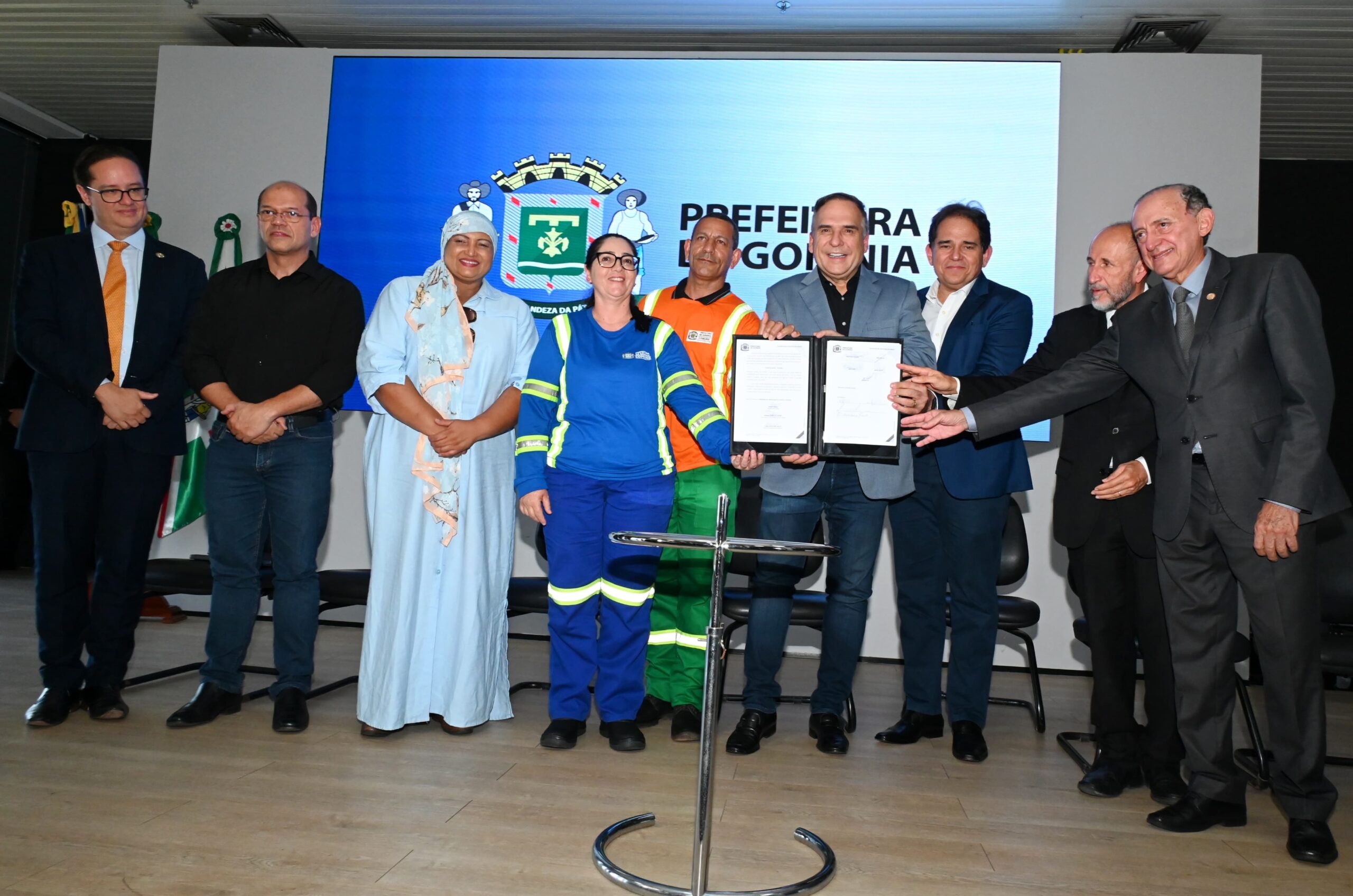 Prefeito Sandro Mabel assinou o termo de cooperação junto às entidades parceiras_Alex Malheiros