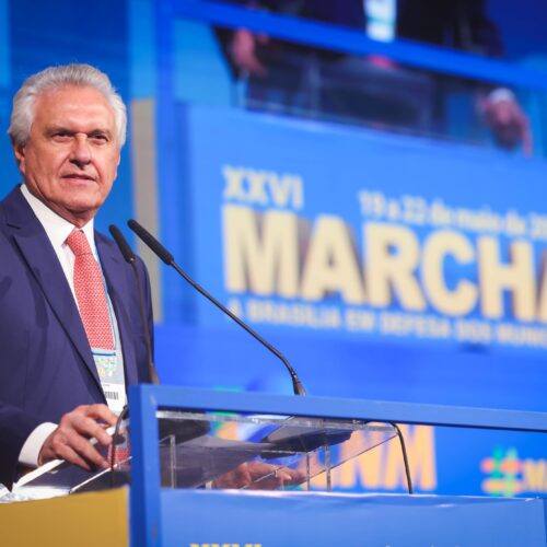 Ronaldo Caiado discursa na Marcha dos prefeitos em Brasilia. Foto: Hegon Corrêa
