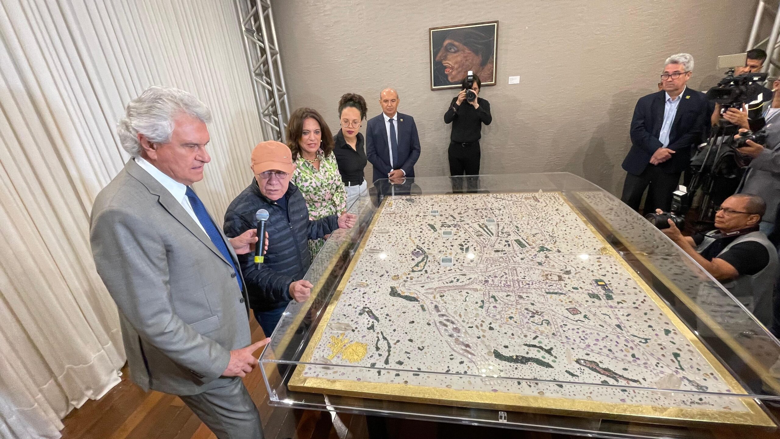 Ronaldo Caiado recebe obras de Siron Franco em homenagem aos 300 anos da cidade de Goiás_Altair Tavares