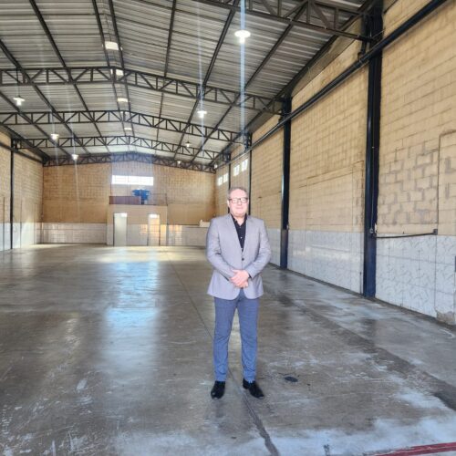 Titular da Sead, Celso Dellalibera, em galpao desocupado. Foto: Alex Malheiros