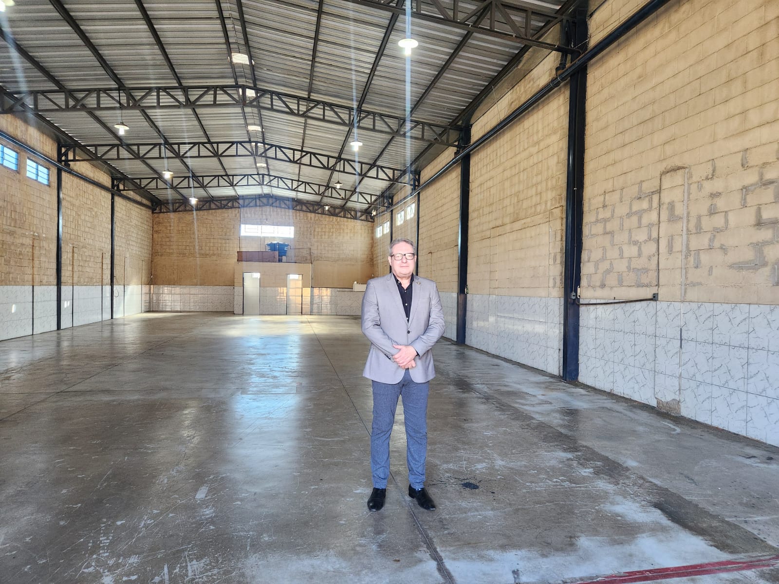 Titular da Sead, Celso Dellalibera, em galpao desocupado. Foto: Alex Malheiros