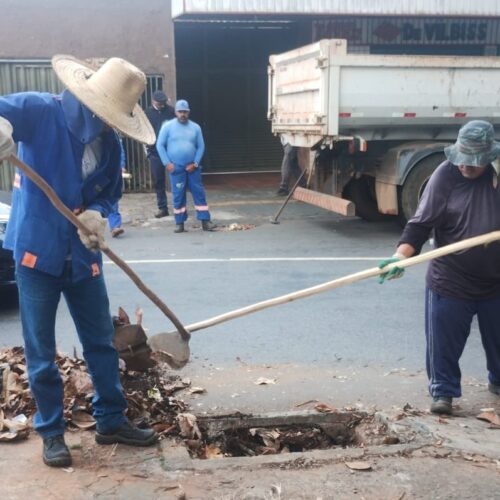 Seinfra realiza remoção de entulhos da rede de drenagem_Seinfra
