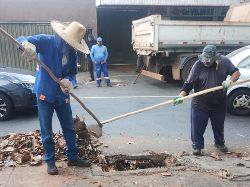 Seinfra realiza remoção de entulhos da rede de drenagem_Seinfra
