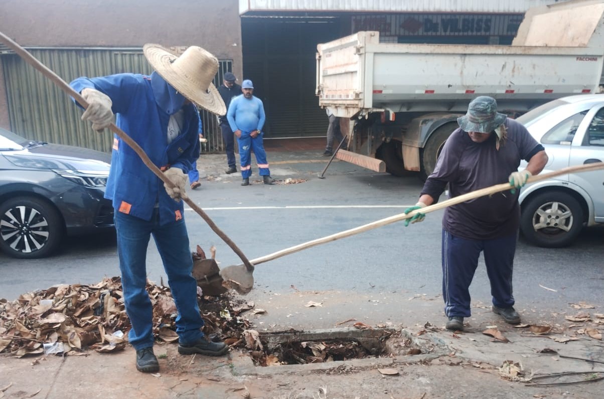 Seinfra realiza remoção de entulhos da rede de drenagem_Seinfra