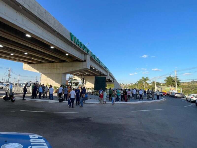 caiado inaugura viaduto