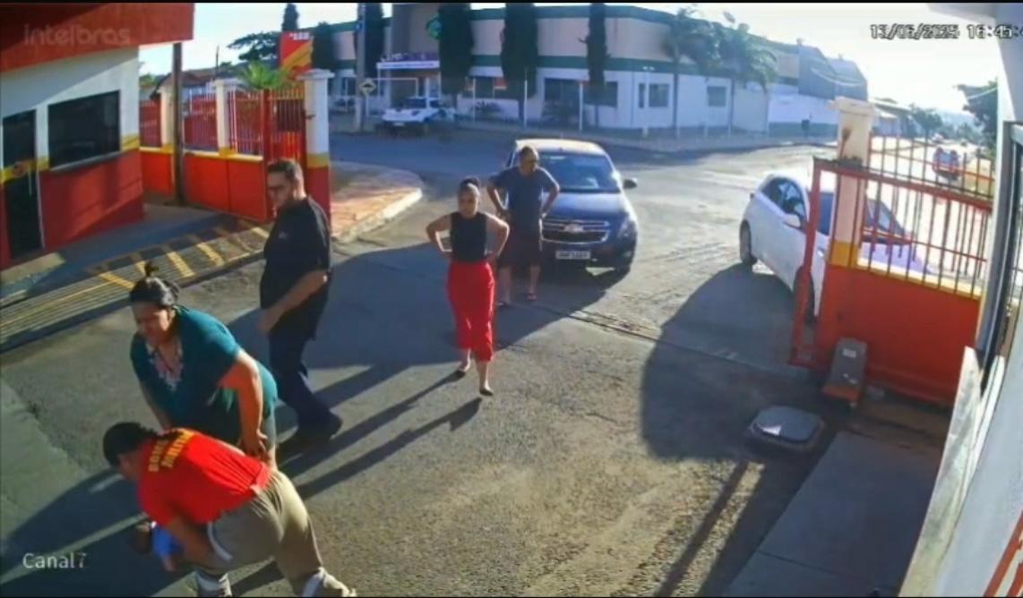 Soldado do Corpo de Bombeiros salva bebe engasgado com leite. Foto: Reprodução/CBMGO