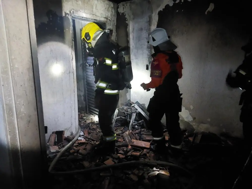 Incêndio destrói barracão em Goiânia durante a madrugada