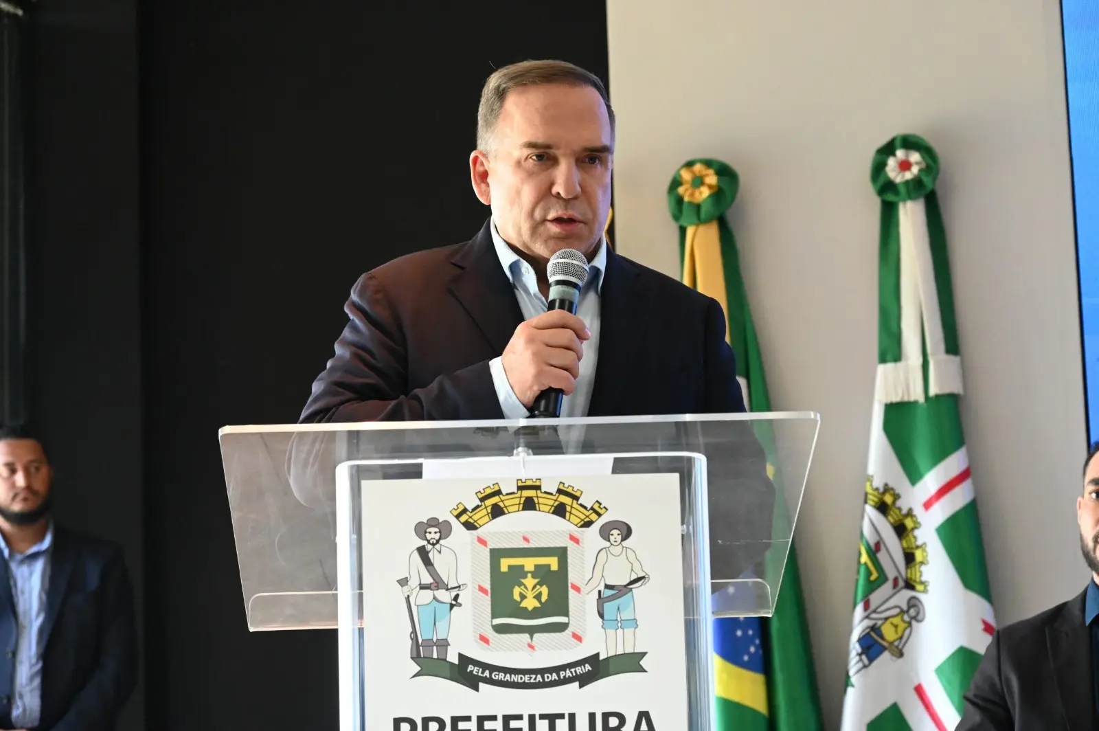 Mabel anuncia bonus servidores administrativos da Educação