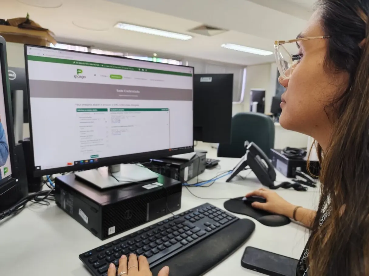 Atendente-do-Ipasgo-Saude_Ipasgo-Saude-1215x911