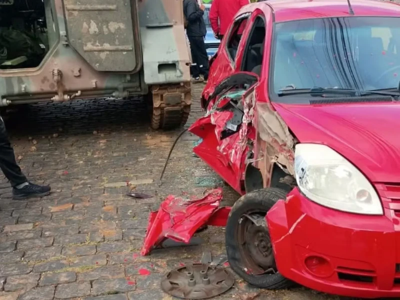 O carro que ficou mais danificado teve a porta arrancada Foto reprodução redes sociais