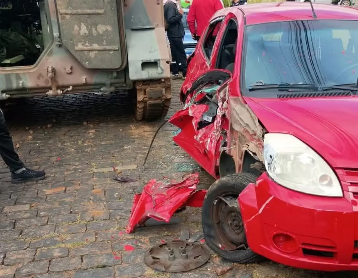 O carro que ficou mais danificado teve a porta arrancada Foto reprodução redes sociais