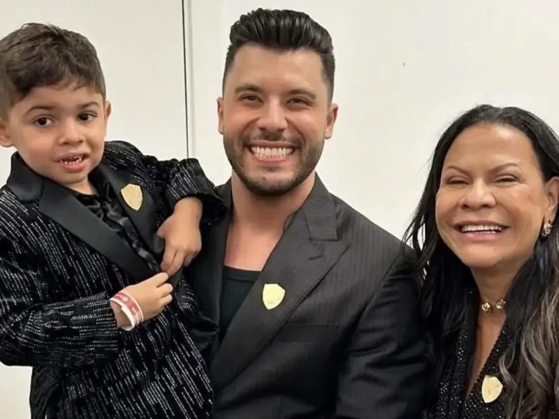 Antes da disputa se tornar pública, o cantor e a ex-sogra apareciam juntos com o menino Foto reprodução redes sociais