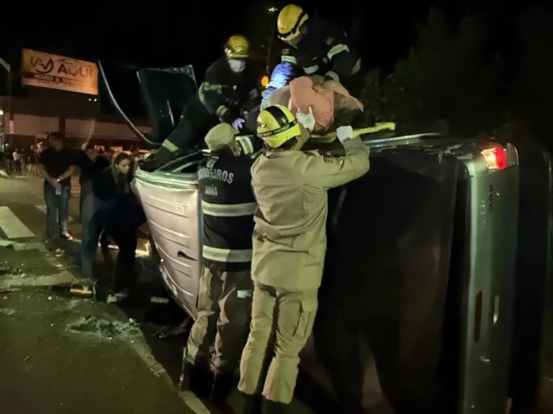 Vítima ficou presa no veículo em Jataí e foi retirada pelos bombeiros Foto CBMGO