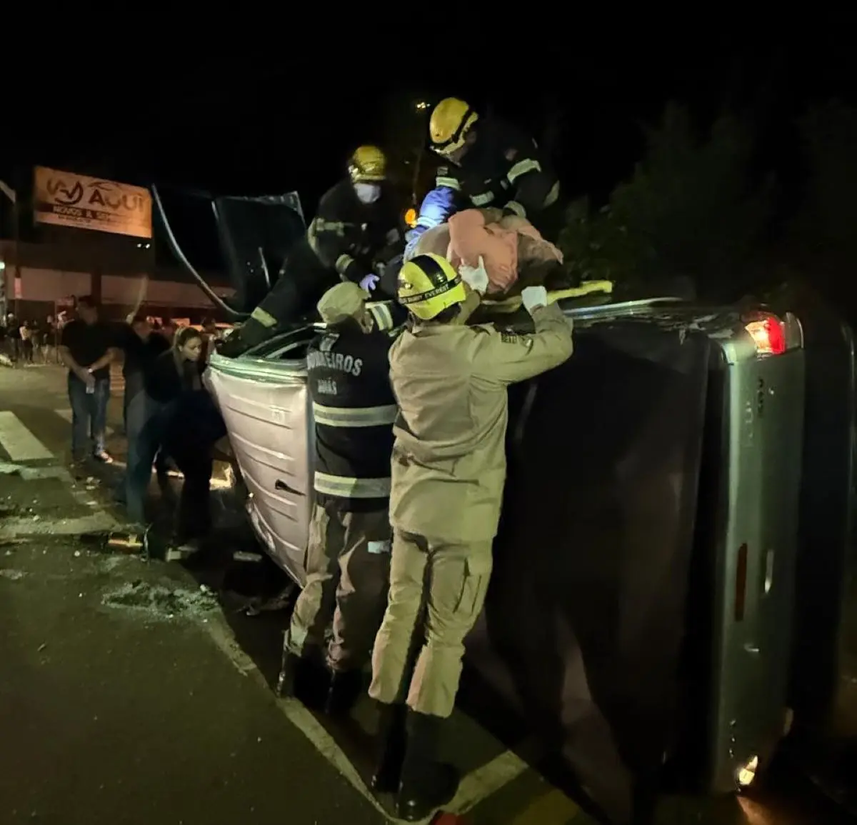 Vítima ficou presa no veículo em Jataí e foi retirada pelos bombeiros Foto CBMGO