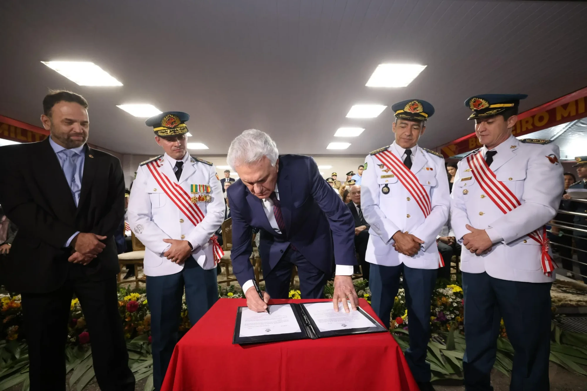 Caiado anuncia promoção de bombeiros - Foto André Saddi